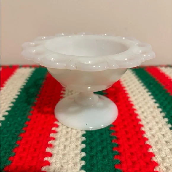 Small vintage Milk Glass bowl 5x5x3 - Picture 2 of 3